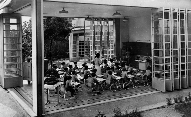Un pavillon-classe de l'EPA de Suresnes. Photo datant probablement des années 30. Cette photo montre une classe ouverte avec des élèves étudiant.